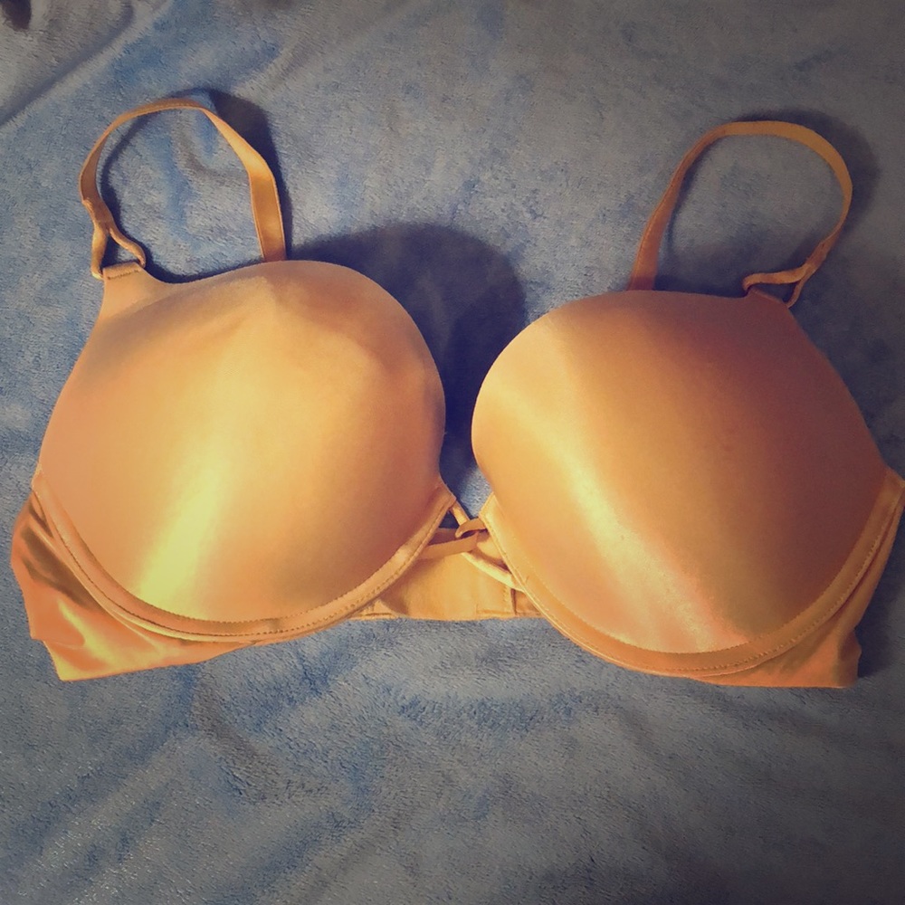Bombshell plunge 36c Victoria’s Secret bra